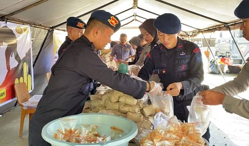 Buat Dapur Umum, Polda Gorontalo Salurkan 1.100 Makanan untuk Korban Banjir