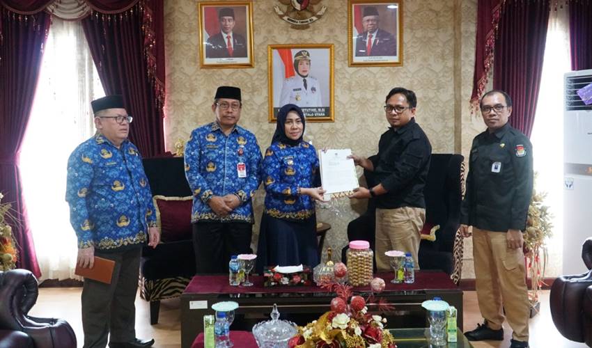 KPU Gorut Serahkan Dokumen Aleg Terpilih ke Pj Bupati