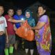 Kunjungi Korban Banjir, Fory Naway Bagi-bagi Makanan Siap Saji