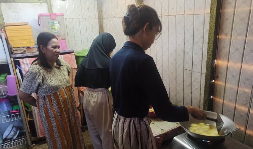 Mahasiswa KKN Uji Coba Produk IKM
