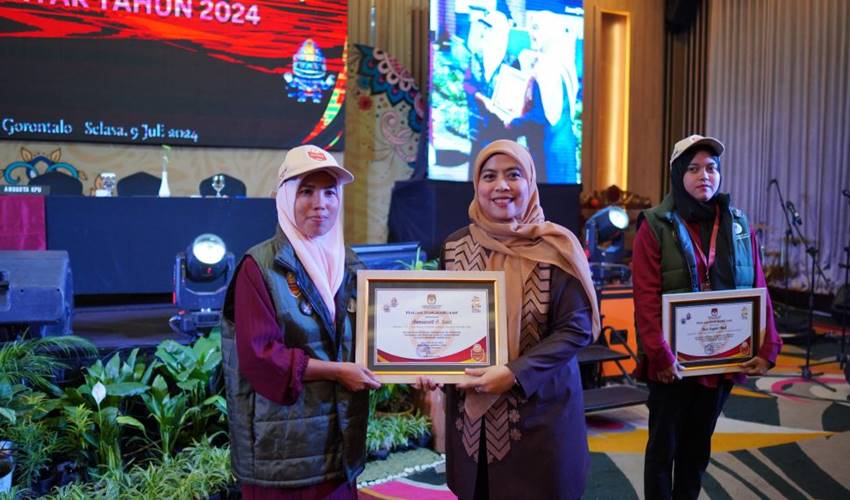 Raih Penghargaan, Ali Sahab Apresiasi Dua Petugas Pantarlih Boalemo