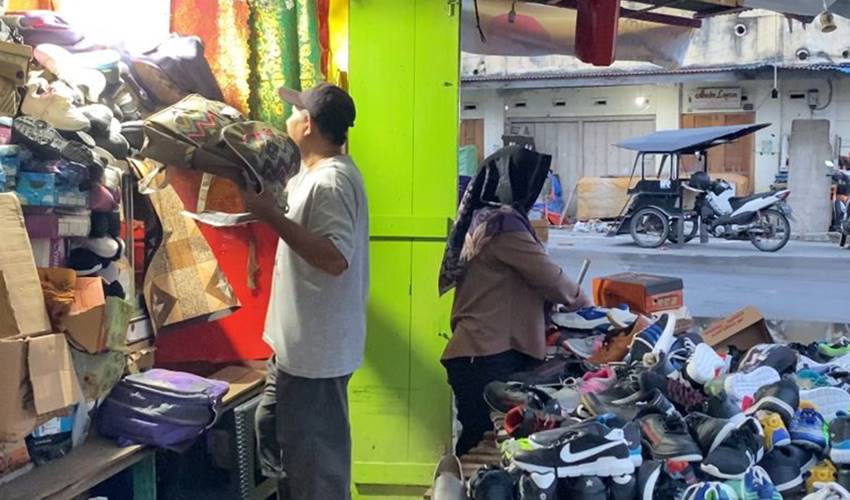Pedagang di Pusat Perdagangan Mulai Bersihkan Lapak dari Lumpur Pasca Banjir Surut