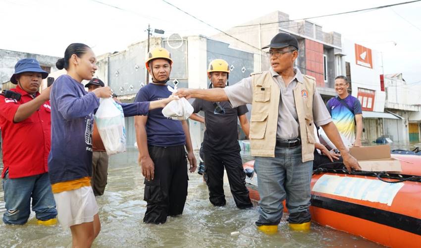 Pj Wali Kota Gorontalo Distribusi Makanan Siap Saji ke Warga Terpapar Banjir