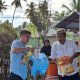 Sambangi Korban Banjir di Tolinggula, Roni-Ramdhan Bagi-bagi Bantuan