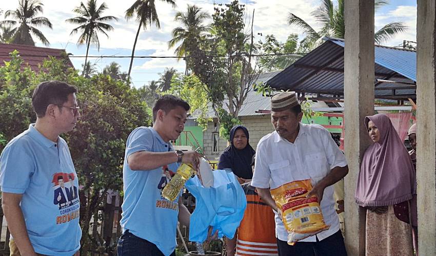 Sambangi Korban Banjir di Tolinggula, Roni-Ramdhan Bagi-bagi Bantuan