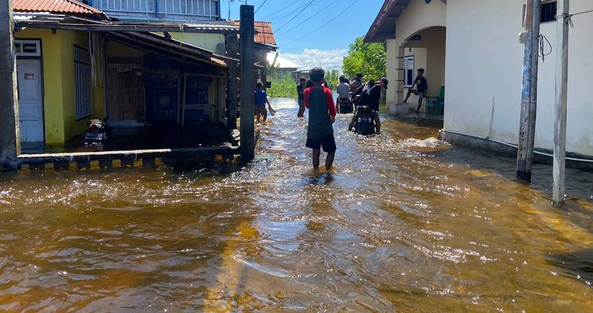 Kondisi Rumah warga yang terendam banjir di Desa Tabumela, Kecamatan Tilango, Kabupaten Gorontalo, Minggu (7/7/2024). (Foto : Suci Ligatu untuk HARGO)