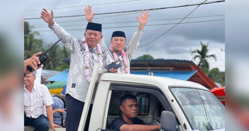 Bakal Paslon Bupati dan Wakil Bupati Boalemo, Burhanudin Pulubuhu dan Rivendy Luawo tengah menyapa warga masyarakat Boalemo dari atas mobil pick up saat akan mendaftarkan diri ke KPU, Kamis (29/8/2024).