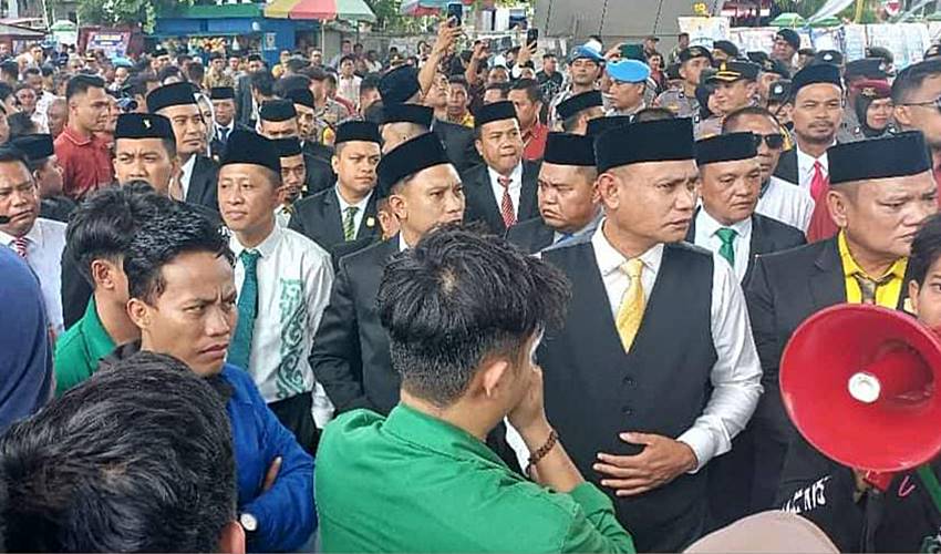 Aksi Demo Warnai Pelantikan Anggota DPRD Kabupaten Gorontalo