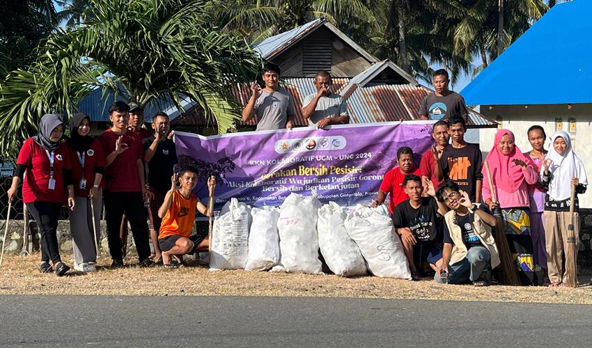 Bersama Warga, Mahasiswa KKN Bersihkan Sampah di Wilayah Pesisir