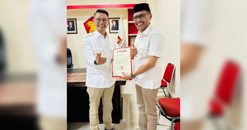 Bakal Calon Bupati Bone Bolango, Amran Mustapa ketika menerima surat rekomendasi partai Gerindra, Senin (12/8/2024).