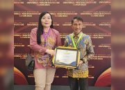 Komit Lindungi Kesehatan Warga, Nelson Pomalingo Gondol UHC Award 2024