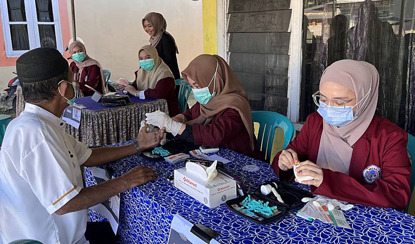 Mahasiswa KKN PK UNG Buntulia Selatan Gelar Pemeriksaan Kesehatan Gratis Bagi Warga