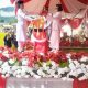 Bupati Bone Bolango, Merlan Uloli, saat menyerahkan Bendera Merah Putih kepada pembawa baki.