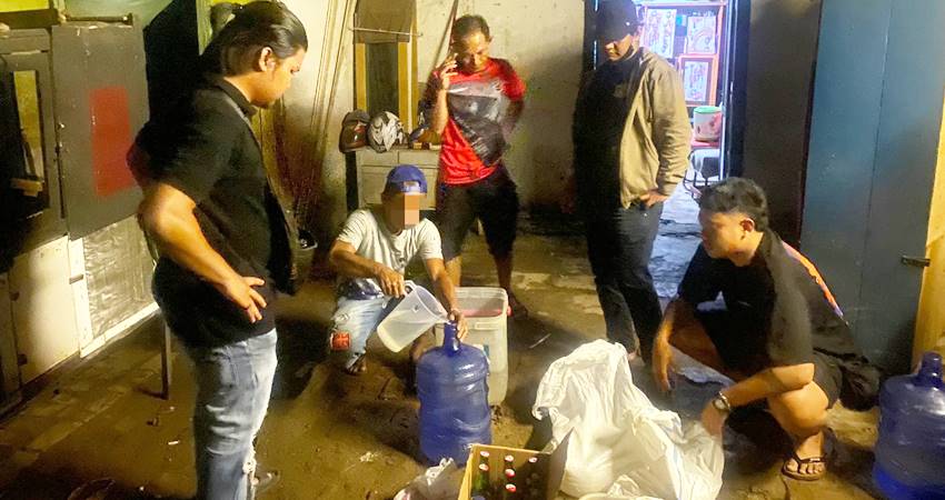 Polisi tengah menyita miras jenis cap tikus dari salah satu rumah yang dijadikan cafe di Kelurahan Buladu, Kecamatan Kota Barat. - Aduan Masyarakat
