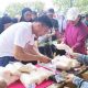 Pelaksanaan pasar murah usai upacara peringatan HUT ke-79 RI di Kabupaten Bone Bolango, Sabtu (17/8/2024). (Foto: AKP)