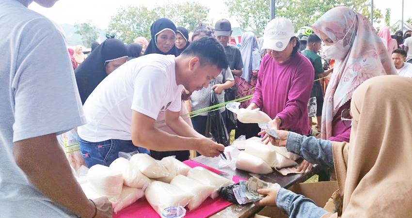 Pelaksanaan pasar murah usai upacara peringatan HUT ke-79 RI di Kabupaten Bone Bolango, Sabtu (17/8/2024). (Foto: AKP)