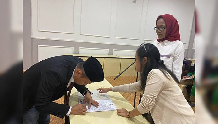 Ini Pesan Komisioner KPU Gorut saat Lantik Anggota PAW PPS Desa Tolitehuyu
