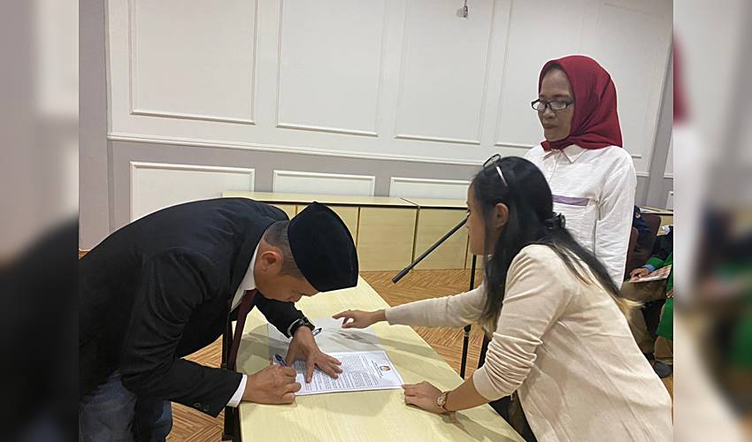 Ini Pesan Komisioner KPU Gorut saat Lantik Anggota PAW PPS Desa Tolitehuyu