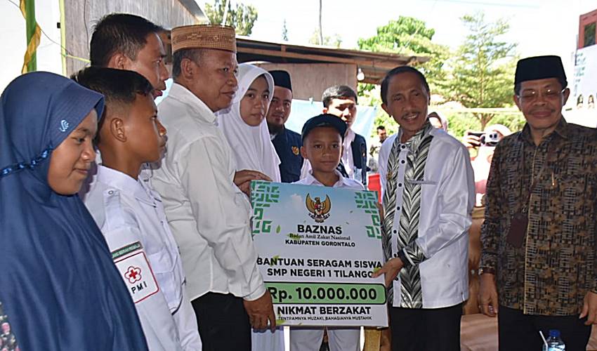 Nelson Serahkan Bantuan Seragam untuk Siswa di 5 Sekolah