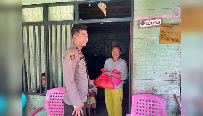 Sambangi Warga Kurang Mampu, Personil Polsek Popayato Serahkan Bantuan Bahan Pokok