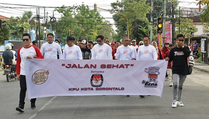 Sosialisasikan Pilkada Lewat Jalan Sehat