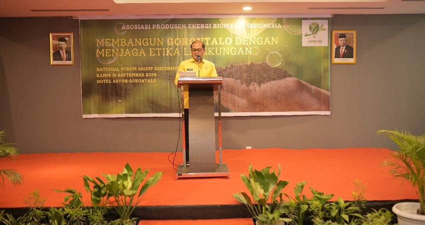 Plh Sekda Provinsi Gorontalo ketika memberikan sambutan pada FGD yang digelar Asosiasi Produsen Energi Biomassa (APREBI) di Gorontalo, beberapa waktu lalu. (Foto: Hms BJA)