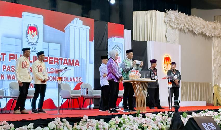 Debat Kandidat Pilkada Bone Bolango_ Paslon Nomor Urut 3 Gunakan Contekan, Netizen Heboh di Medsos