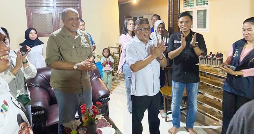 Mantan Asisten ll dan juga Staf ahli Pemkab Gorontalo, Hen Restu saat menghadiri kampanye pasangan Sofyan-Toni di Desa Pentadio, Kecamatan Telaga Biru. (Foto: Deice)