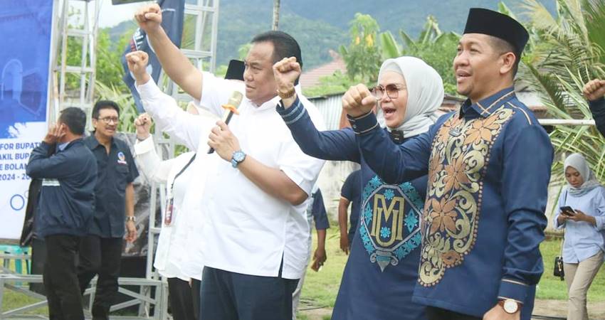 Anggota DPR RI, Rachmat Gobel, Cabup dan Cawabup Bone Bolango, Merlan Uloli dan Syamsu Botutihe pada acara deklarasi yang berlangsung beberapa waktu lalu. (Foto: Tim pemenangan MULUS)