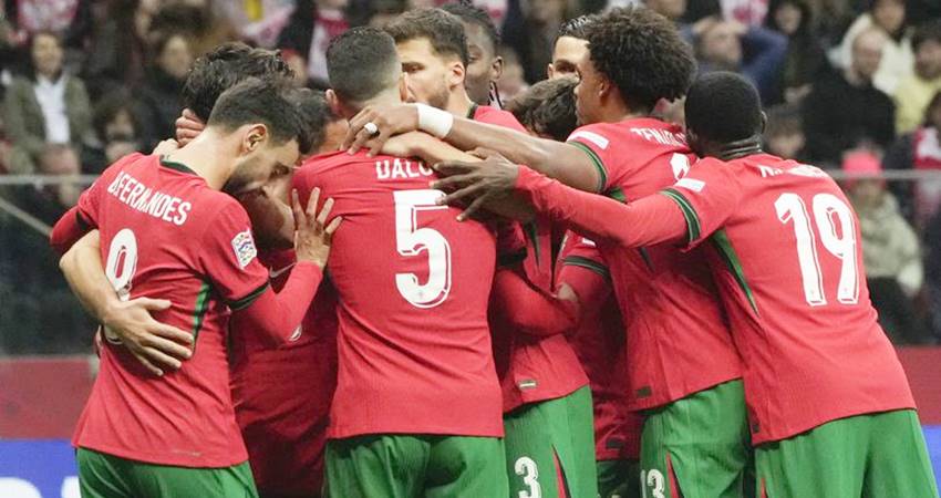 Skuad Timnas Portugal merayakan gol Bernardo Silva ke gawang Timnas Polandia, Minggu (13/10/2024) (c) AP Photo/Czarek Sokolowski