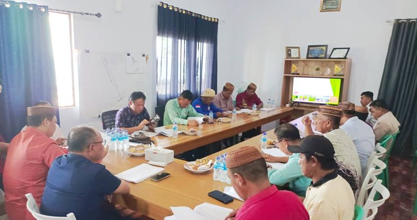 Suasana pertemuan antara PT. IGL dan BTL dengan pihak terkait dalam rangka pembentukan koperasi Plasma Kemitraan.
