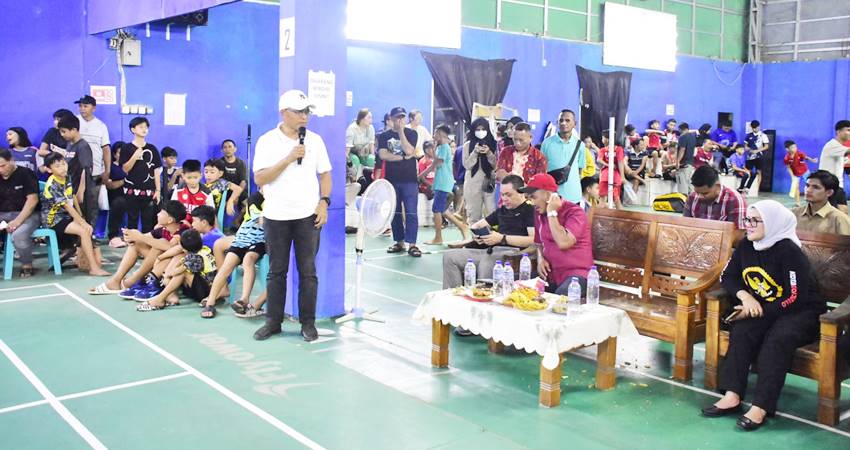 Pj Wali Kota Gorontalo, Ismail Madjid ketika memberikan sambutan pada pembukaan kegiatan open tournament Badminton Smart City, Ahad (17/11/2024). (Foto: Prokopim)