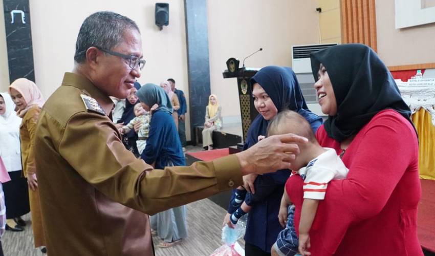 Balita Beresiko Stunting di Kota Gorontalo Terima Bantuan Susu dari DPPKB-P3A