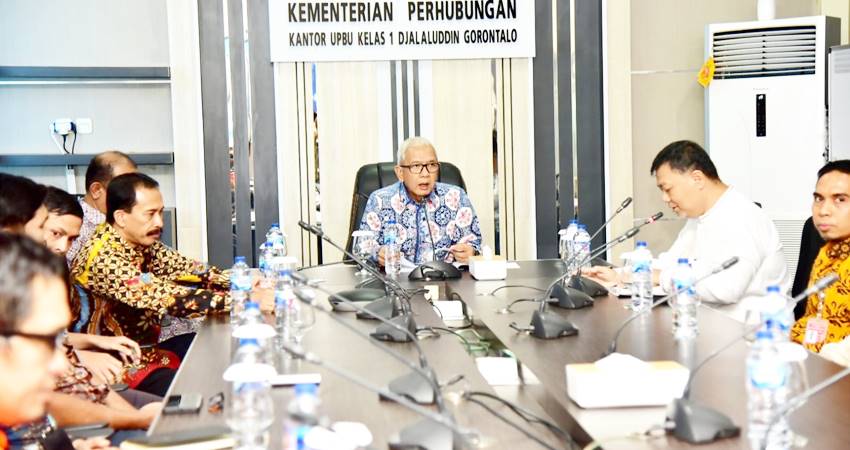 Rudy Salahuddin saat memimpin rapat bersama Kepala Bandara Djalaluddin dan jajaran, Kamis, (22/11/2024). (Foto : Diskominfotik)