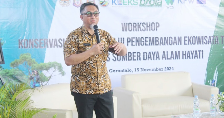 Pjs Bupati Bone Bolango, Budiyanto Sidiki ketika memberikan sambutan pada kegiatan Workshop Konservasi Maleo Melalui Pengembangan Ekowisata Terpadu Berbasis Sumber Daya Alam Hayati yang dilaksanakan di Wadala Stabile Perintis, Kecamatan Suwawa, Jumat (15/11/2024). (Foto: AKP)