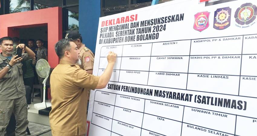 Penandatanganan deklarasi siap mengawal dan menyukseskan Pilkada serentak oleh Pjs Bupati Bone Bolango, Budiyanto Sidiki. (Foto: AKP)