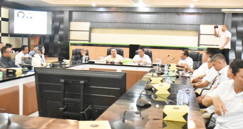 Suasana kunjungan kerja Aleg DPRD Provinsi Dapil Kabupaten Gorontalo yang diterima langsung oleh Pjs Bupati, Syukri Botutihe, serta pimpinan OPD dan camat se Kabupaten Gorontalo, Rabu (13/11/2024). (Foto: Hms Pemkab Gorontalo)