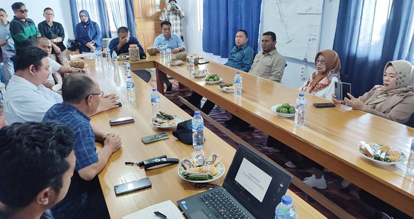 Suasana kunjungan aleg DPRD Provinsi Gorontalo dari Dapil IV ke Pelabuhan Lalape, Jumat (15/11/2024).