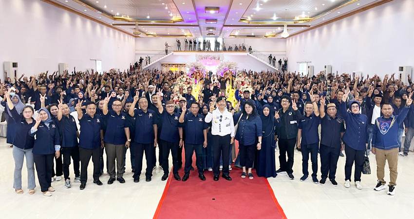 IGK Manila ketika pose bersama seluruh kader partai dan juga simpatisan Nasdem yang siap memenangkan Sofyan-Tony di pilkada Kabupaten Gorontalo, Rabu (20/11/2024). (Foto: Tim media ST-12)