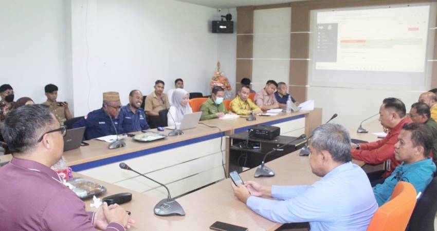 Pjs Bupati Bone Bolango, Budiyanto Sidiki saat memimpin rapat Optimalisasi Capaian Indeks MCP Bone Bolango di Mall Pelayanan Publik (MPP), Kamis (14/11/2024). (Foto: Hms Pemkab Bone Bolango)