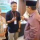 Pjs Bupati Gorontalo, Syukri Botutihe saat menyematkan tanda peserta pelatihan untuk pelaku usaha kuliner, Kamis (14/11/2024). (Foto: Hms Pemkab Gorontalo)