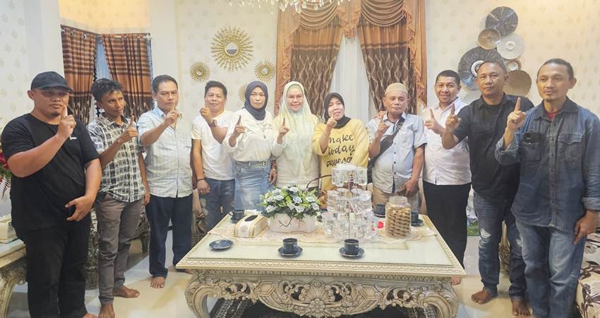 Para tokoh penambang Suwawa ketika berpose bersama dengan Calon Bupati dam Wakil Bupati Bone Bolango, Merlan Uloli dan Syamsu Botutihe, Ahad (3/11/2024). (Foto: Tim media MULUS)