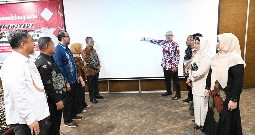 Rudy Salahuddin bersama jajaran Kepala daerah se kabupaten/kota saat meluncurkan sistem penilaian kelayakan peserta berbasis data Regsosek dalam penyesuaian data Jaminan Kesehatan Daerah melalui APBD, Kamis, (21/11/2024). Kegiatan ini juga dirangkaikan dengan pembahasan dan Penandatanganan kerjasama PBPU-BP. (Foto : Zakir BPG/ Diskominfotik)