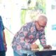Penjabat Gubernur Gorontalo Rudy Salahuddin didampingi CEO PT Trans Continent Ismail Rasyid mendampingi saat Penandatangan prasasti resmi dibukanya Kantor PT Trans Continent di Provinsi Gorontalo, Kamis, (24/11/2024). (Foto : Diskominfotik)