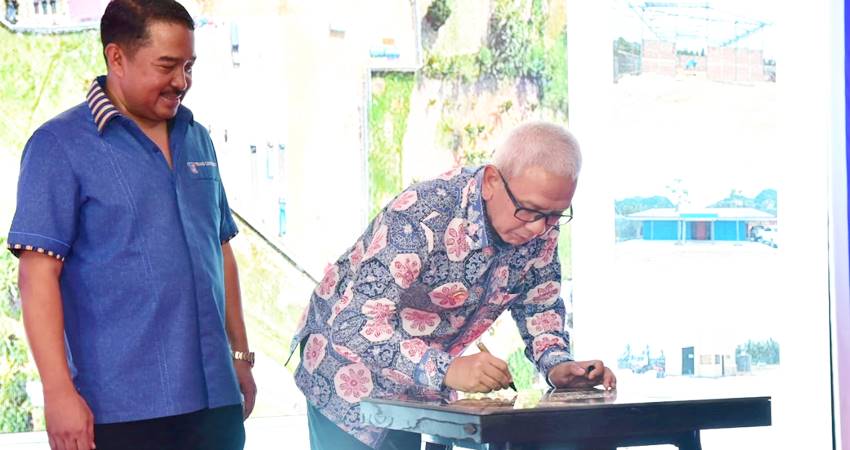 Penjabat Gubernur Gorontalo Rudy Salahuddin didampingi CEO PT Trans Continent Ismail Rasyid mendampingi saat Penandatangan prasasti resmi dibukanya Kantor PT Trans Continent di Provinsi Gorontalo, Kamis, (24/11/2024). (Foto : Diskominfotik)