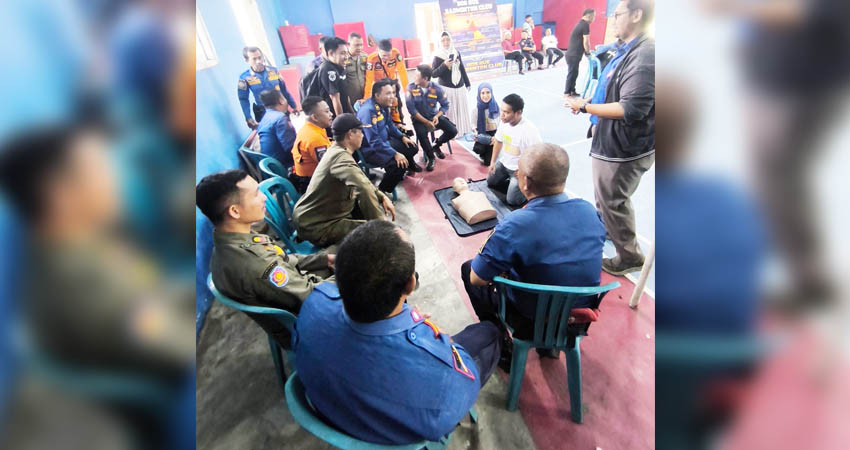 Perdatin Cabang Gorontalo saat memberikan Pelatihan Bantuan Hidup Dasar tentang Pijat Jantung, kepada personil Damkar dan BNPB Kota Gorontalo, (Jumat, 22/11/2024). (Foto: Jun)