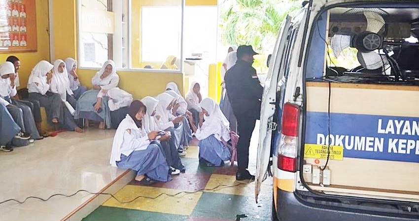 Para siswa antusias mengikuti perekaman KTP-el di sekolah. (Foto: Dok. Humas)