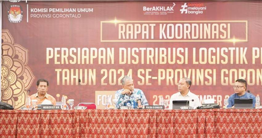 Ketua KPU Provinsi Gorontalo, Sophian Rahmola (kemeja Putih) dalam Rapat Koordinasi Persiapan Distribusi Logistik Pilkada Tahun 2024 di Hotel Fox, Kota Gorontalo, Kamis (21/11/2024). (Foto : Dok. KPU)
