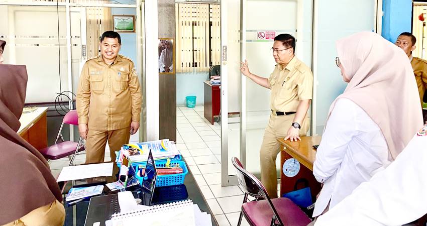 Pjs Bupati Gorontalo, Syukri Botutihe saat melakukan kunjungan ke Dinas Kominfo, Senin (18/11/2024). (Foto: Hms Pemkab Gorontalo)