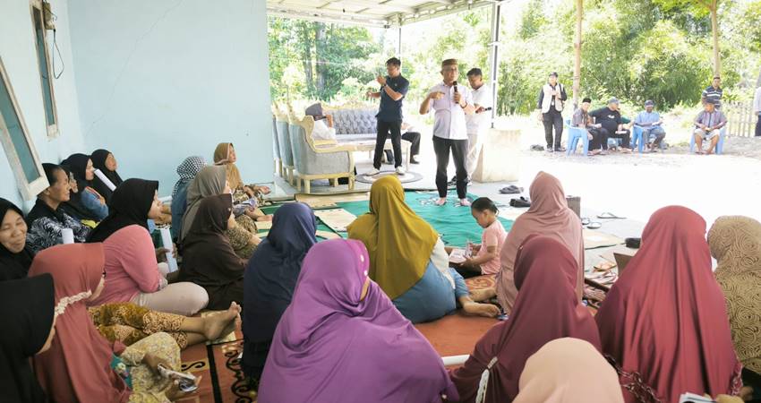 Suasana blusukan Calon Bupati dan Wakil Bupati Gorontalo, Sofyan Puhi dan Tony Junus saat blusukan di Kecamatan Boliyohuto, Jumat (8/11/2024). (Foto: Tim media Sofyan-Tony)